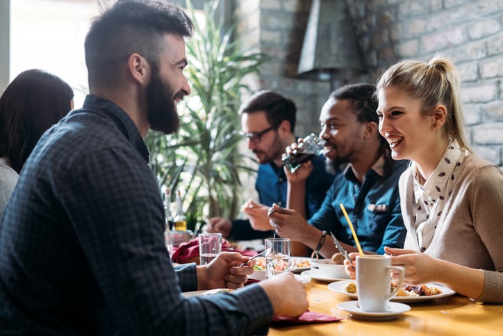 Un groupe d'amis au restaurant