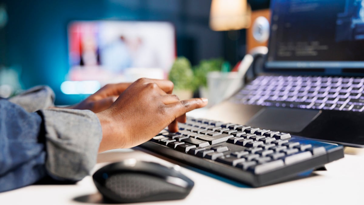 Un homme tape sur son clavier d'ordinateur