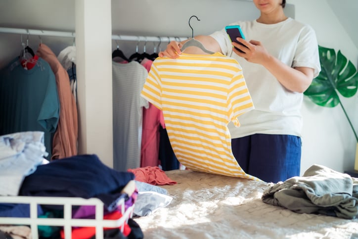 Une femme photographie un t-shirt