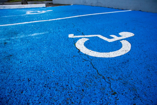 Place de stationnement réservées aux personnes handicapées