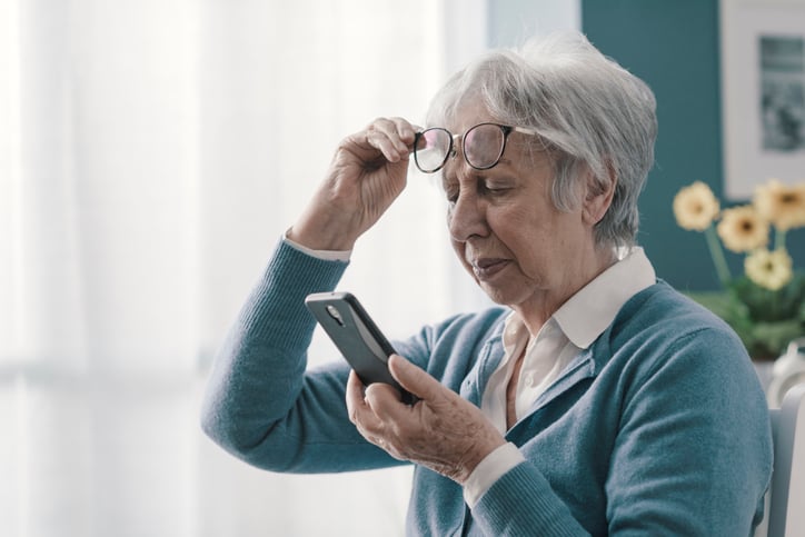 Une personne âgée reçoit un appel inconnu