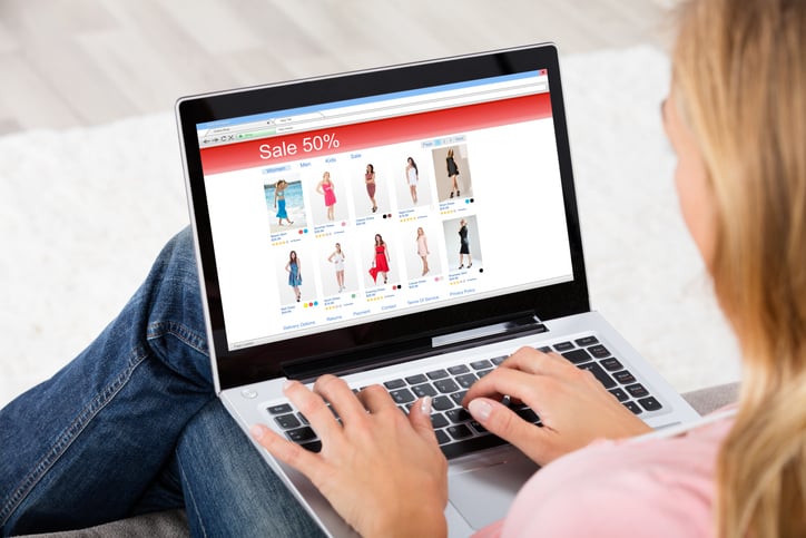 Une femme fait du shopping en ligne