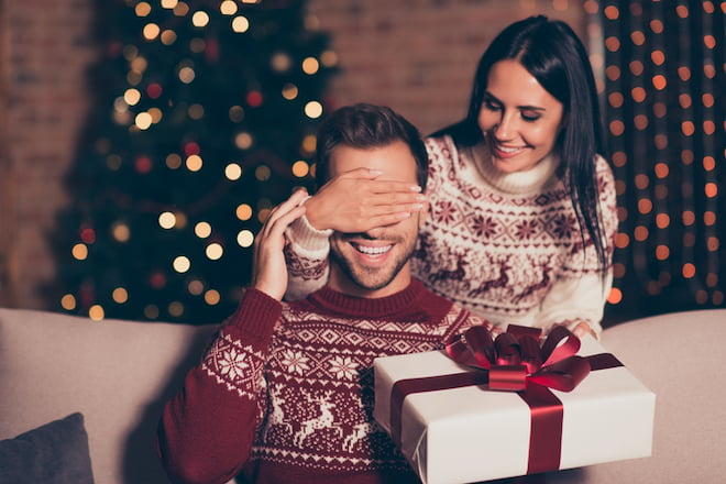 Une femme offre un cadeau de Noël à son petit-ami