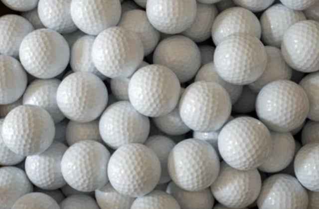 Gros plan sur des balles de golf 