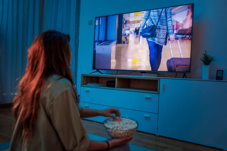 Une femme regarde la télévision