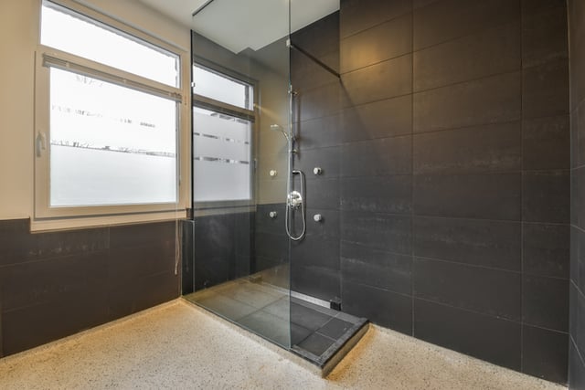 Cabine de douche moderne avec porte vitrée teintée