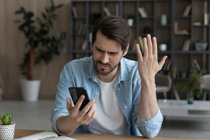 Un homme agacé au téléphone