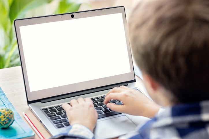 Un enfant travaillant sur un ordinateur