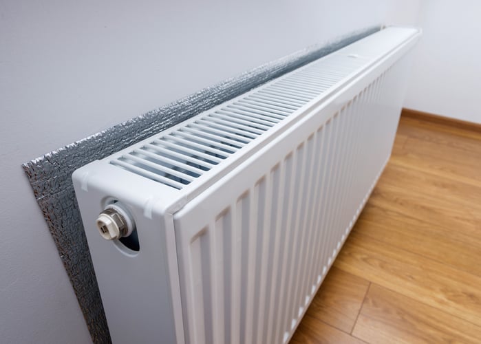 De l'aluminium derrière un radiateur