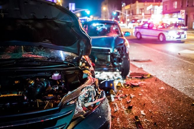 Un accident de voiture en pleine nuit.