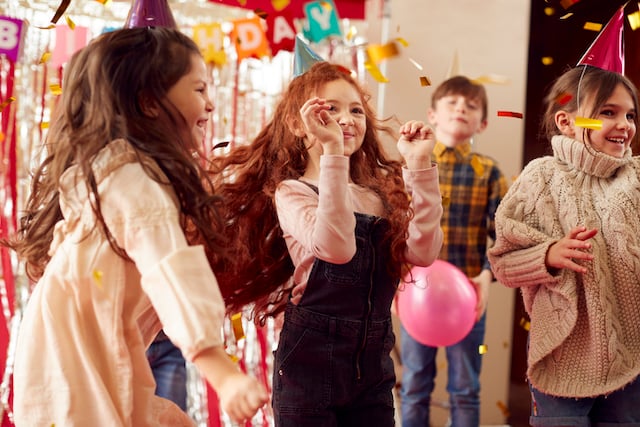 Un groupe d'enfants pendant une fête d'anniversaire 