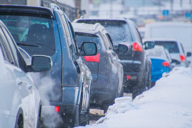 Des voitures roulant sous la neige