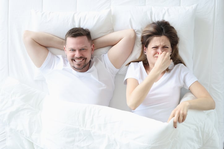 Un homme pète au lit devant sa femme