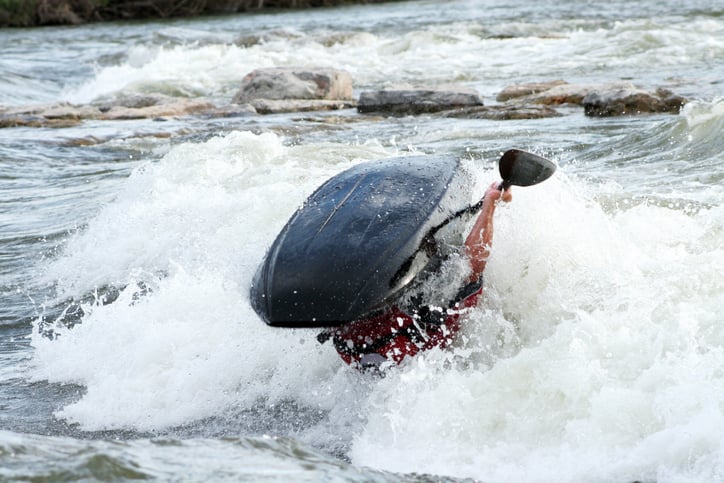 Un kayak se renverse