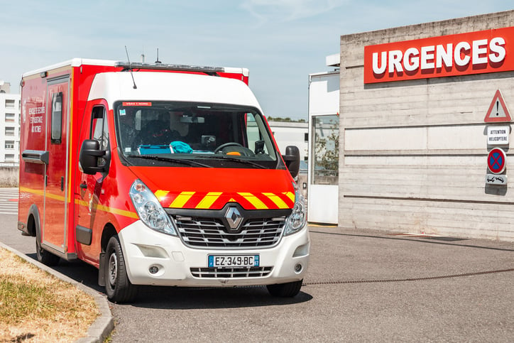 Un camion de pompiers devant les urgences