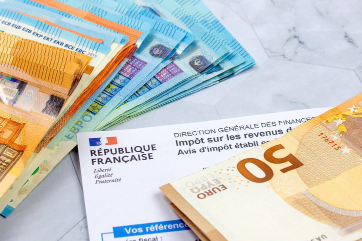 Un avis d'imposition et des billets