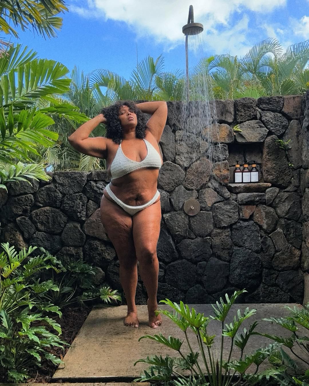 La chanteuse Lizzo prend une douche, en maillot de bain