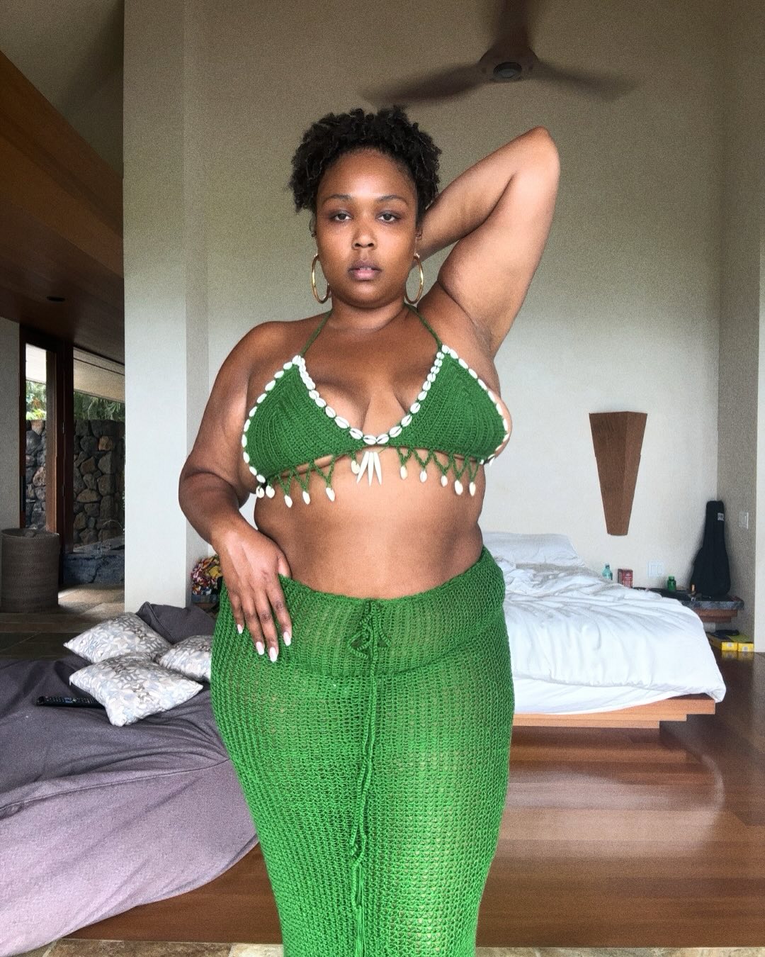 La chanteuse Lizzo pose en petite tenue