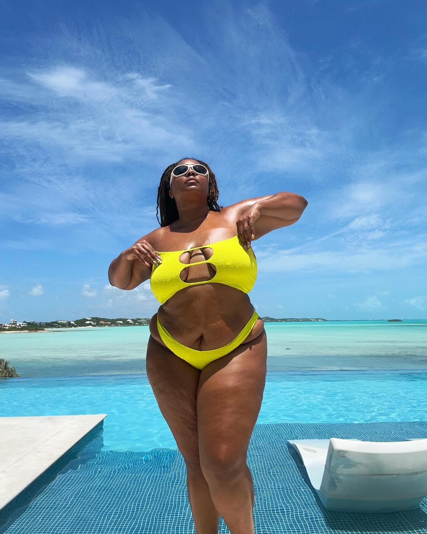 La chanteuse Lizzo pose en maillot de bain