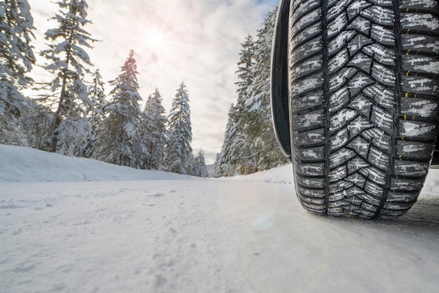 Gros plan sur un pneu d'hiver