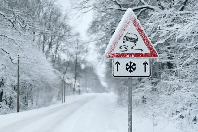  Panneau de signalisation de chaussée glissante en France