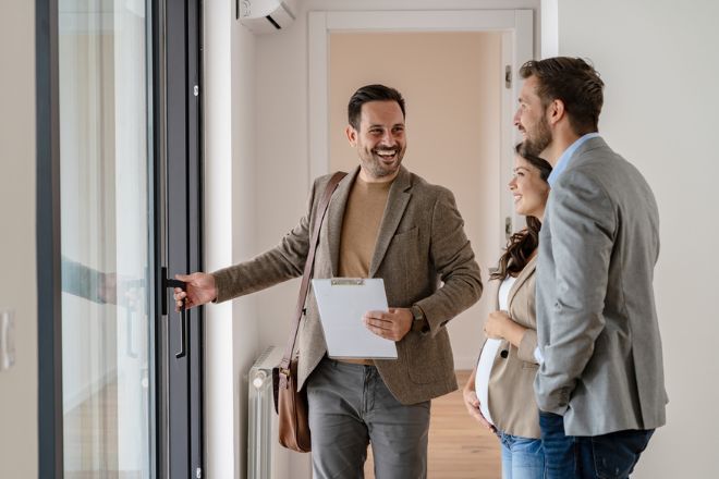 Un couple visite un bien immobilier