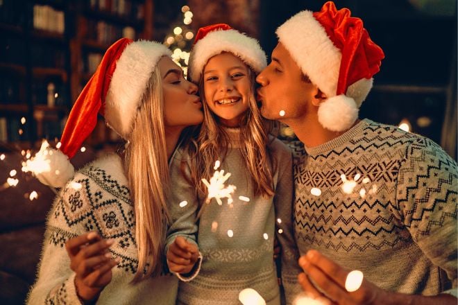 Famille qui célèbre Noël