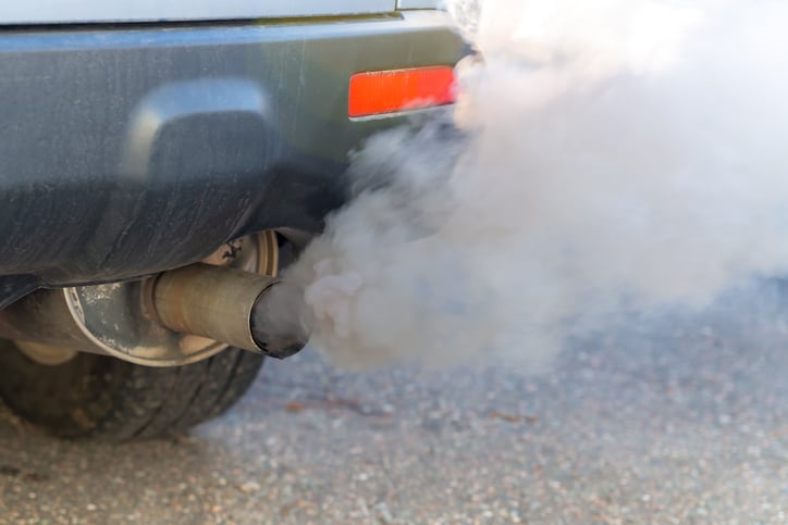 Le pot d'échappement d'une voiture