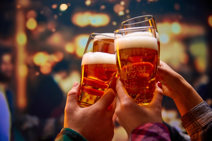 Des amis trinquent avec des verres de bière