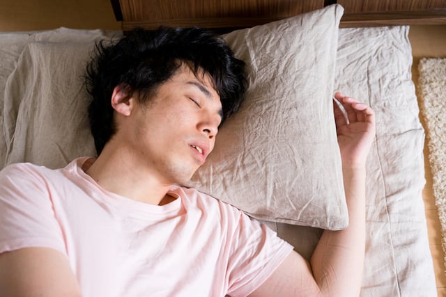 Un homme d'origine japonaise en train de dormir