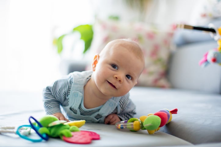 Un bébé souriant avec des jouets