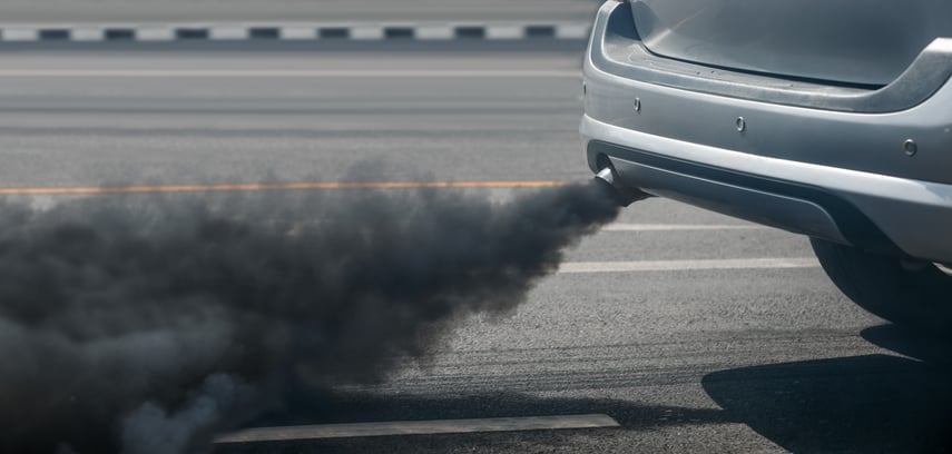 Le pot d'échappement d'une voiture fume