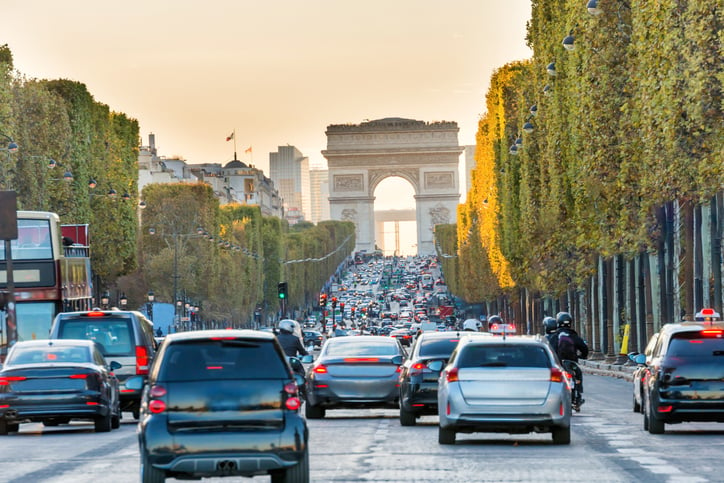 Des voitures sur les Champs Elysées