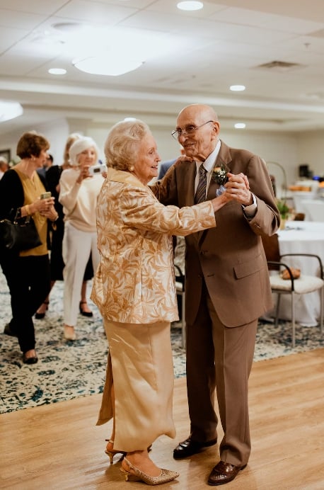 Bernard Snyder (98 ans) et Jo Cartwright (96 ans) se sont mariés dans leur maison de retraite d'Austin (Texas)