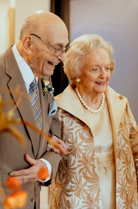 Bernard Snyder (98 ans) et Jo Cartwright (96 ans) se sont mariés dans leur maison de retraite d'Austin (Texas)