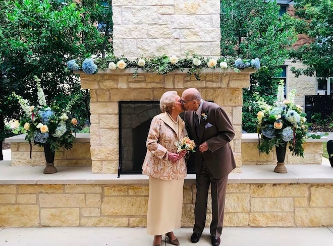 Bernard Snyder (98 ans) et Jo Cartwright (96 ans) se sont mariés dans leur maison de retraite d'Austin (Texas)