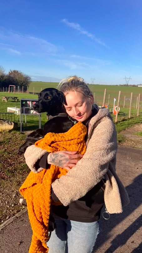 Míša et sa chienne Amalka, qui avait disparu à l'aéroport de Paris-Charles de Gaulle