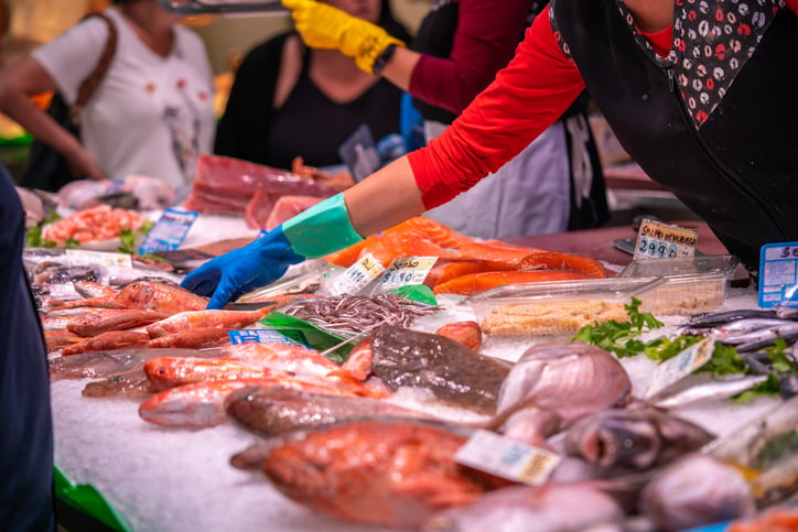 Un étal de poissons au marché