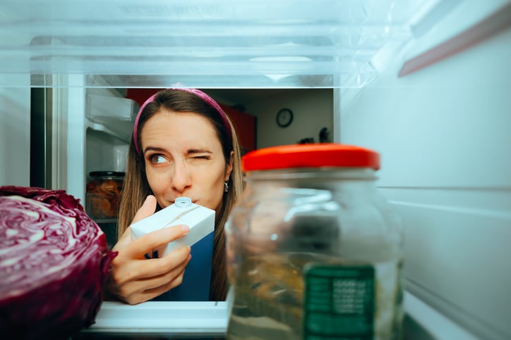 Une femme regarde la date de péremption d'un produit