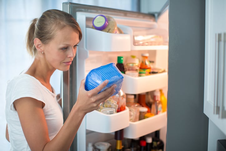 Une femme regarde la date de péremption d'un produit