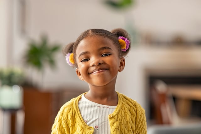 Une petite fille en train de sourire 