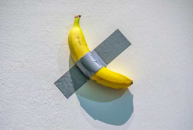 Une banane scotchée à un mur