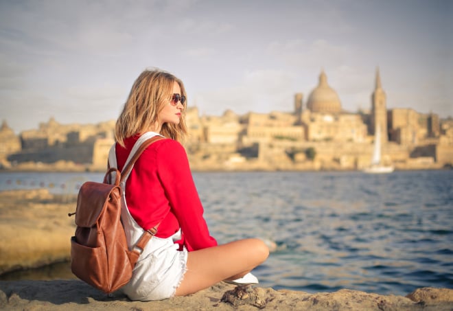 une femme au bord de la mer à Malte