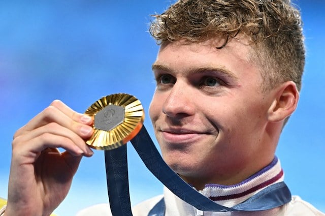 Léon Marchand avec sa médaille d'or du 200 m brasse le 31 juillet 2024 à Paris-La Défense