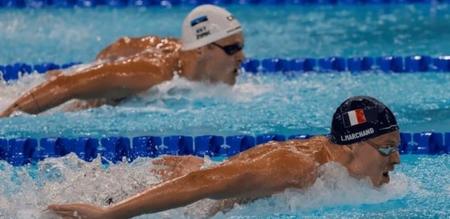 Léon Marchand pendant la. demi-finale du 200m papillon masculin à l'arène de la Défense de Paris lors des Jeux olympiques de Paris 2024. 