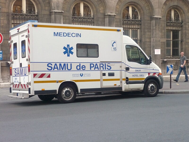 Véhicule du Samu, dans les rues de Paris