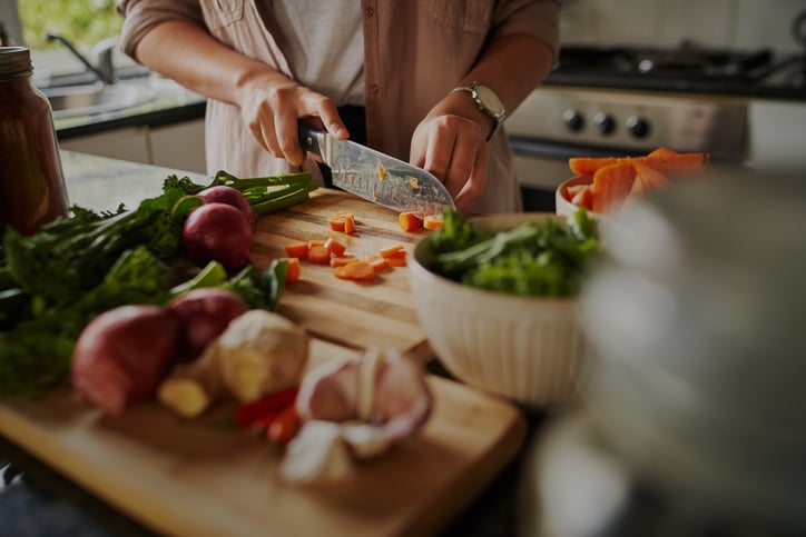 Une personne découpe des aliments