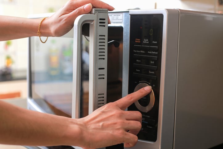 Une personne utilise un micro-onde