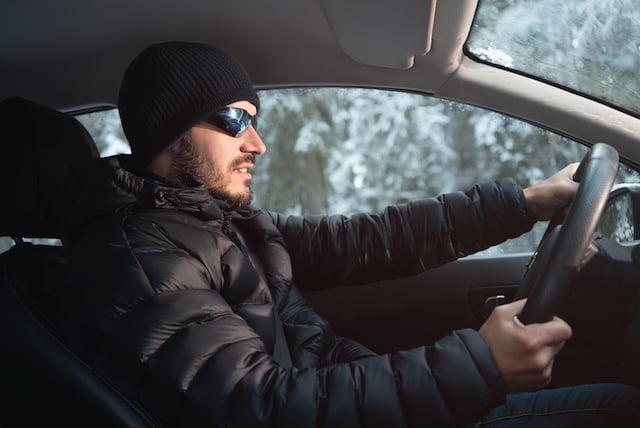 Un conducteur qui porte une doudoune 