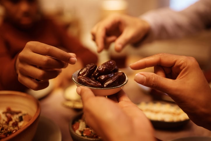 Des personnes partagent des dattes autour d'un repas